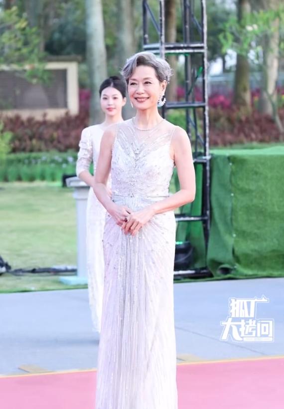 金鸡奖颁奖典礼的走红毯环节，叶童真的太漂亮了。 吊带白色礼服长裙，身段苗条，手臂