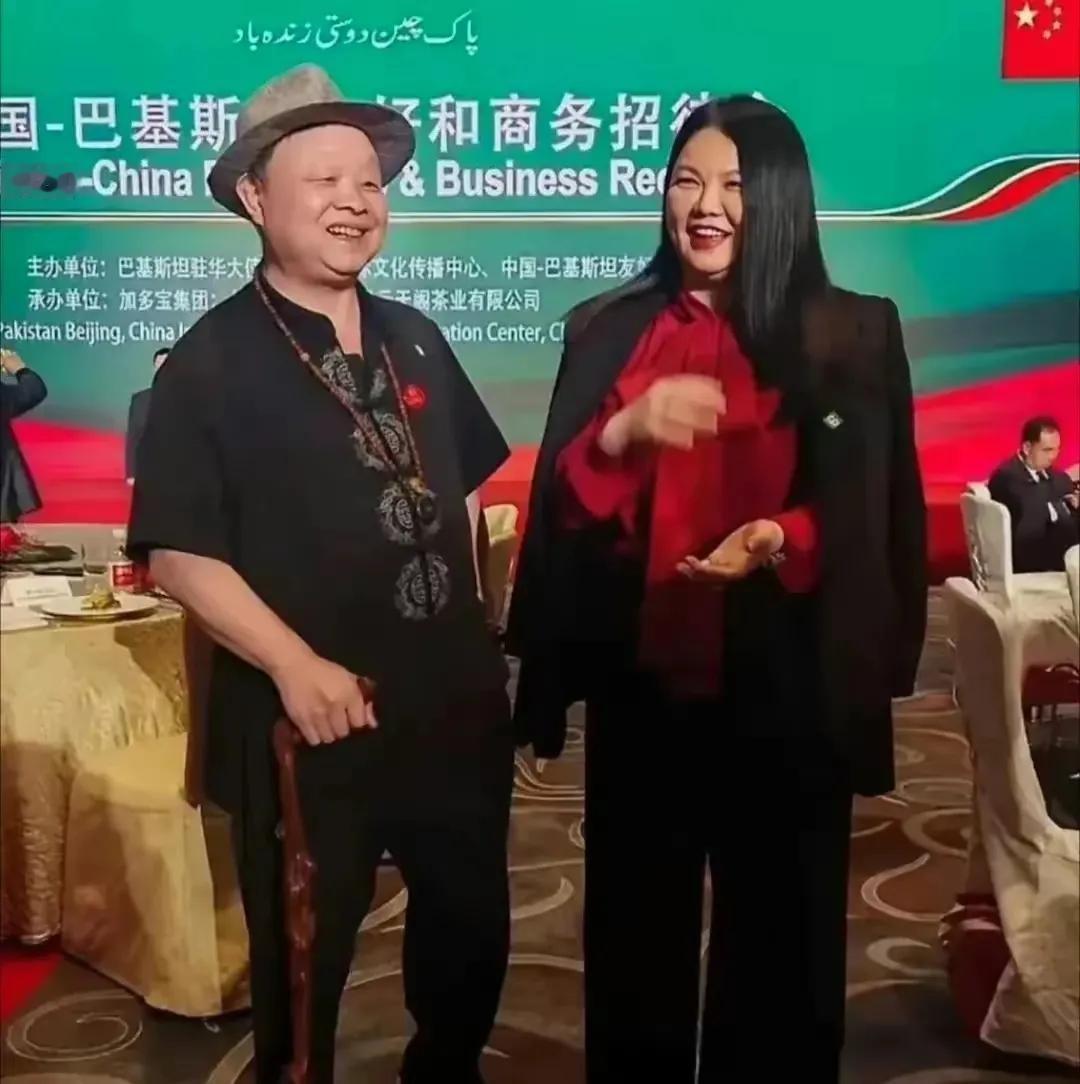 这个长得像陈凯歌前妻洪晃的，竟然是李湘！她赚的钱估计都用在吃香喝辣上面了，体重涨