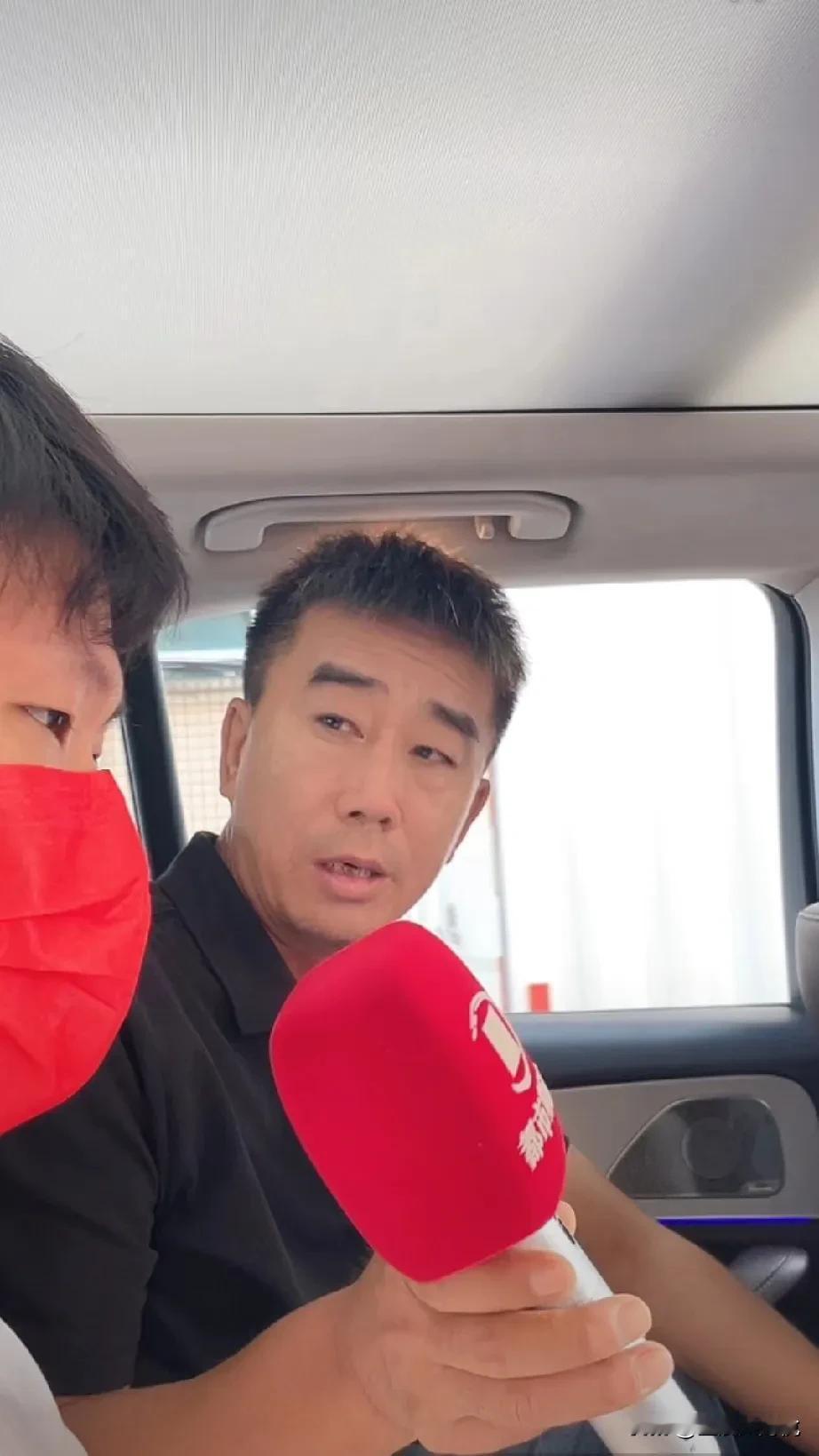 感觉叶锐聪有点不耐烦了，

刚刚看到他回家的直播录像，

叶锐聪旁边的那位记者老