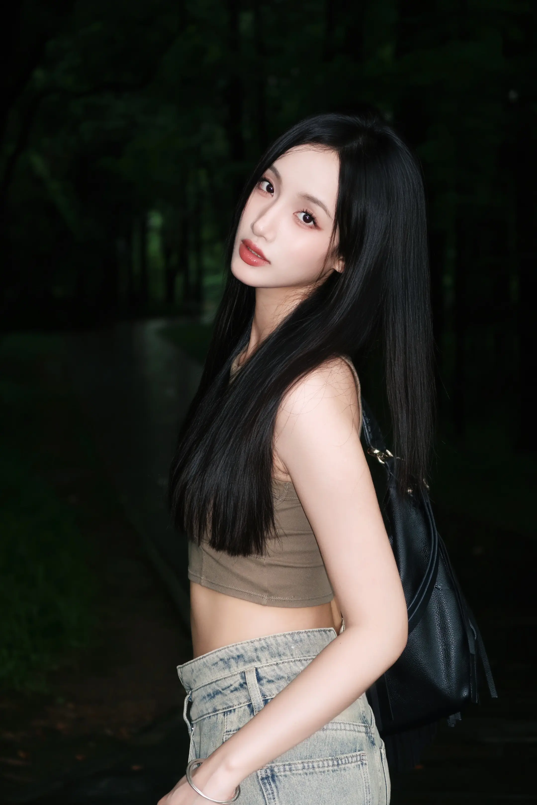 我想你应该在我身边的。这样下雨也浪漫 摔一跤也会笑