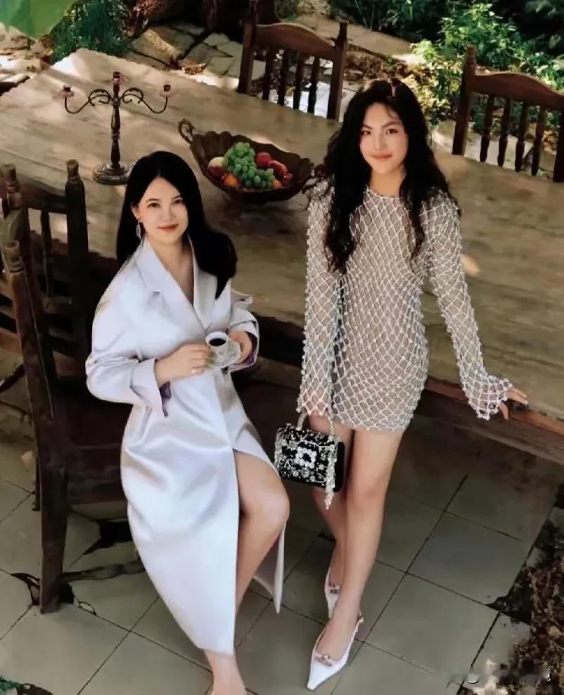 李湘慢慢的淡出了娱乐圈，几乎很少看到她在公共场合露面了，为了保持影响力，只好不停