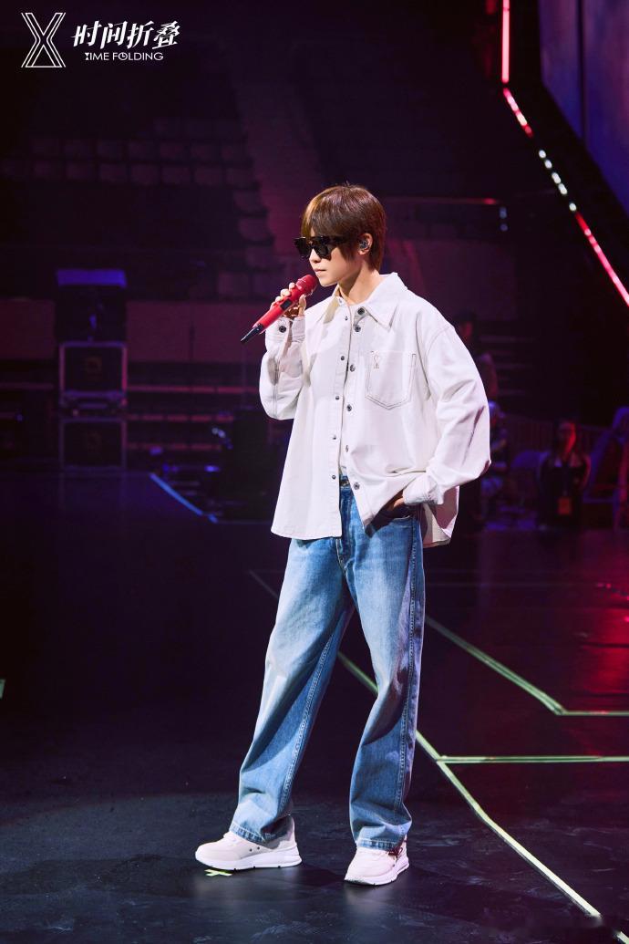 徐良时间折叠巡回演唱会徐良演唱会音乐为舟，折叠流逝的时光，徐良这场巡演真的太有意