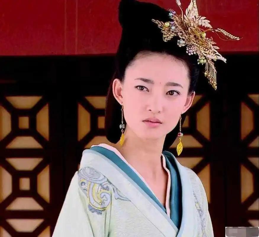 一个已嫁人、已生女的平民妇人，听了一句"两女皆当贵"，就被母亲强行拆散婚姻送进宫