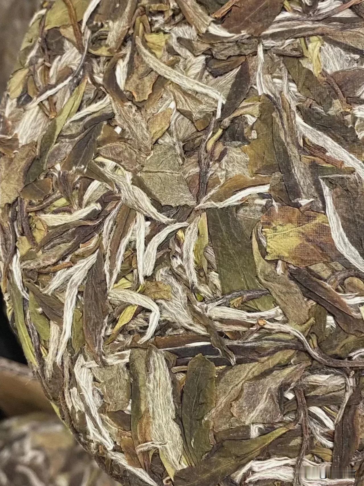 近几年，老白茶都很热，无论是自饮还是收藏。但还是要提醒大家2点：

1.不要盲目