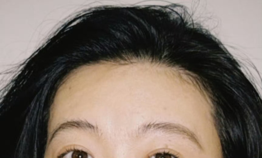 两图的眉毛底子都不错，但图2比图1整体要好，图1修一下就是了。有不少浓眉的女生也