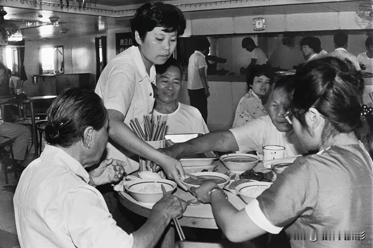 38年前，上海江申轮上旅客用餐花了2.7元

#谢伟民老照片# 1986年11月