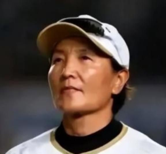 “我放弃中国国籍，成为一名日本人，就是为了打败中国队”，而她的父亲则公开回应：“