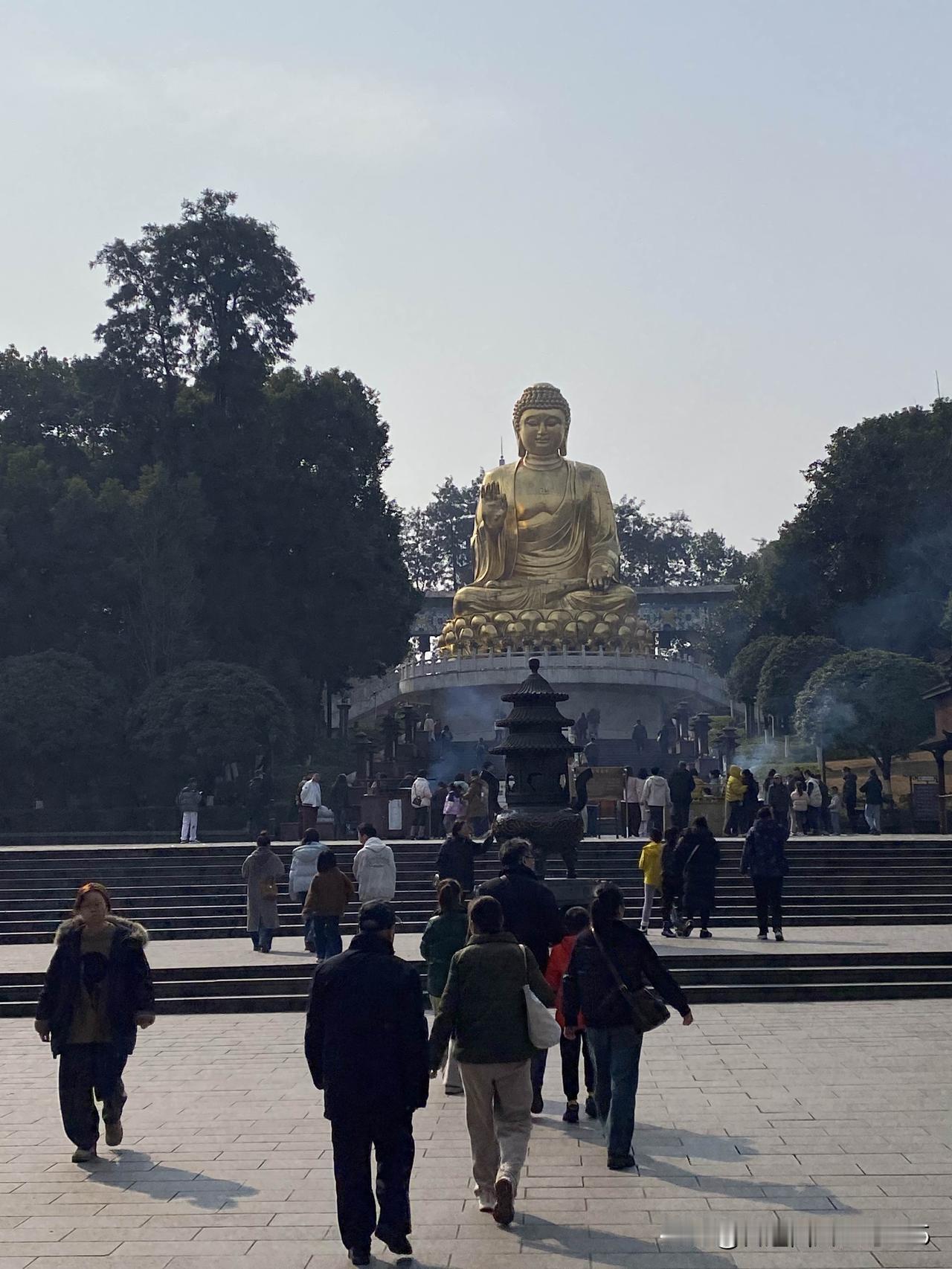 今晨八时，陈麻师来电，邀抠岁尾麻将。

今天重庆阳光明媚，遂先赴华岩风景区，晒晒