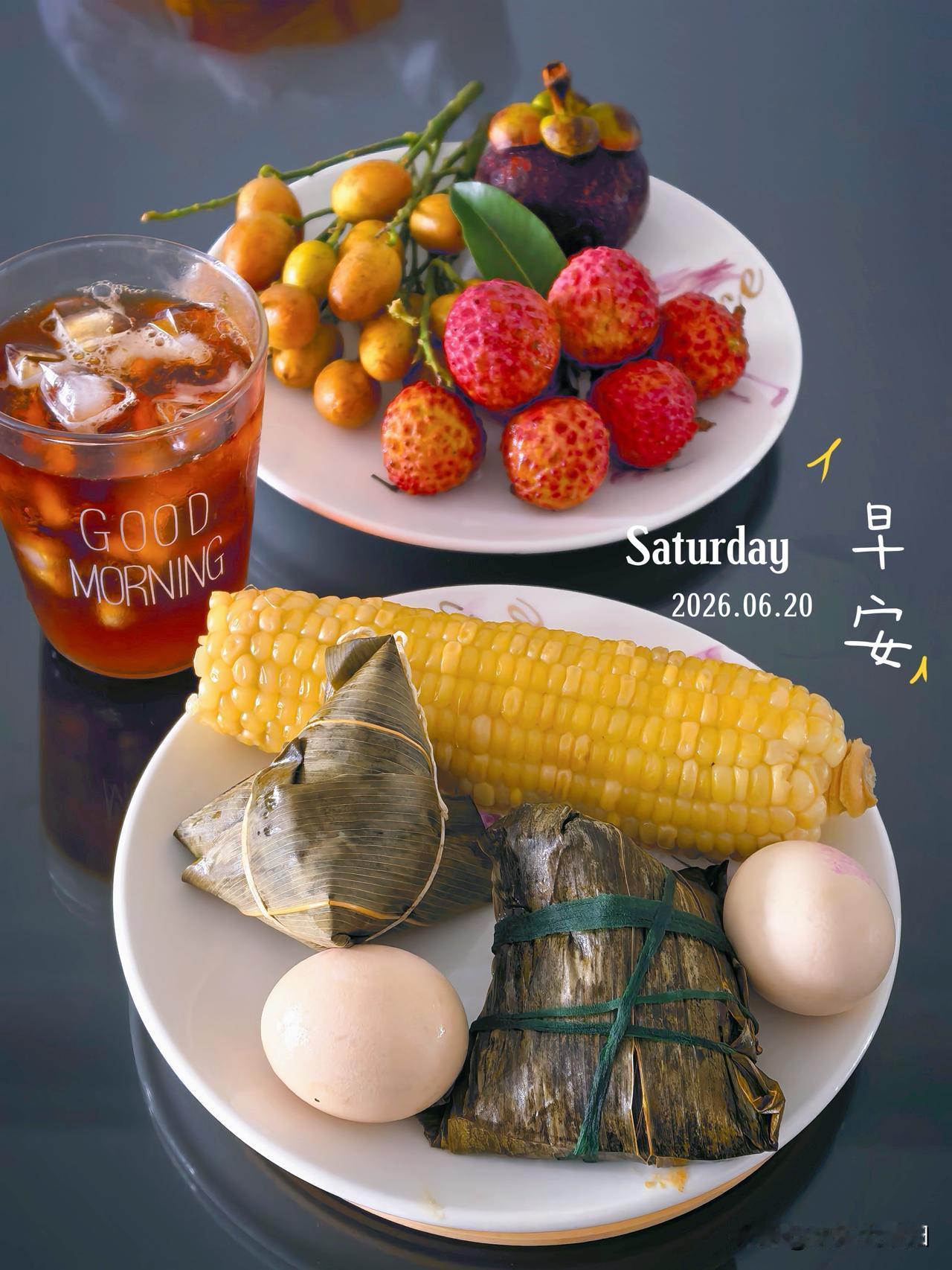 周六早安🌿
自然醒开启快乐早餐：
蒸了山姆梅干菜肉粽+大嫂手工鲜肉粽
还有清甜
