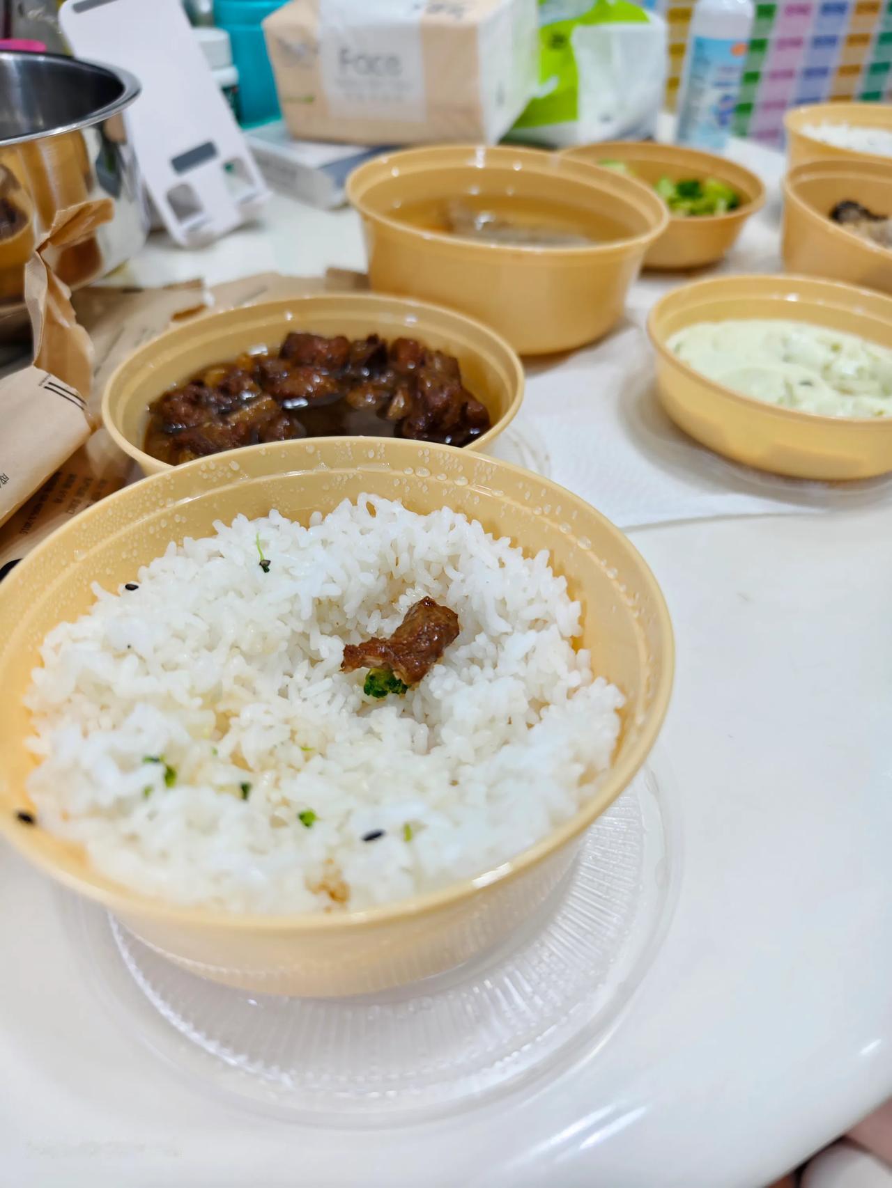 真功夫的饭菜是直接放在塑料盒子里面蒸熟的？会有微塑料？