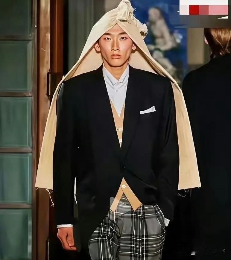 我感觉这个世家需要更换设计师了，可以才华已经用尽了！

看到巴黎世家这个头巾，我