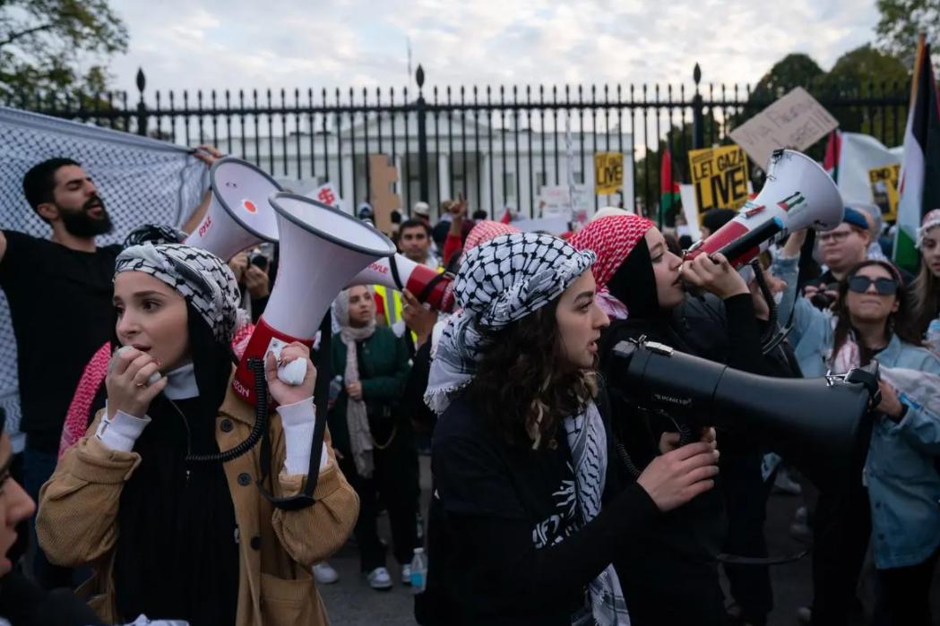 美国当前给其它国家造成的最大问题不是其衰落，而是非常不稳定。澳大利亚有媒体就在反
