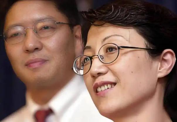 探亲只是遮羞布！她把机密资料拷进加密 U 盘，藏在稻香村点心盒里偷偷往台湾带。就