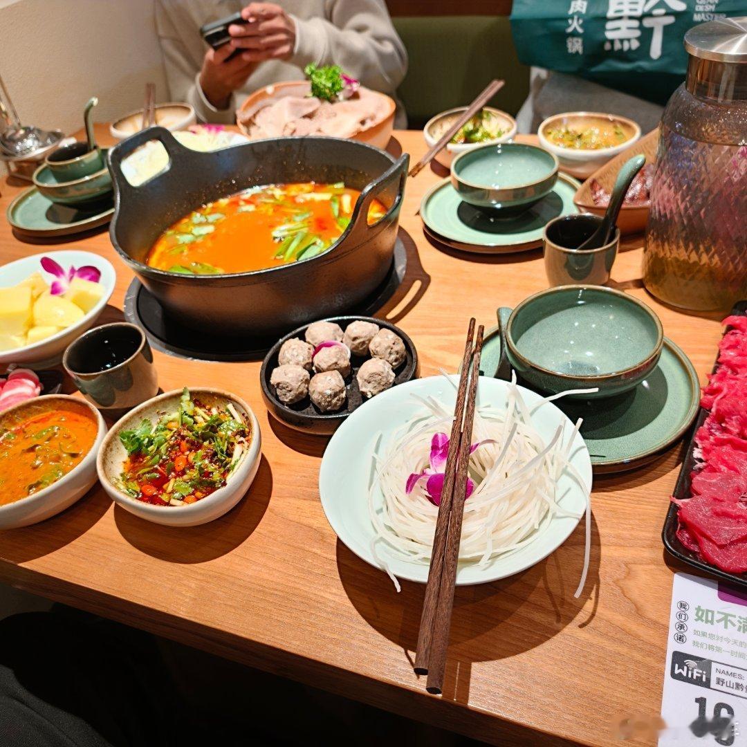 又要到饭了兄弟们今晚吃完这顿贵州火锅  我们就去帮大家搞二手车 