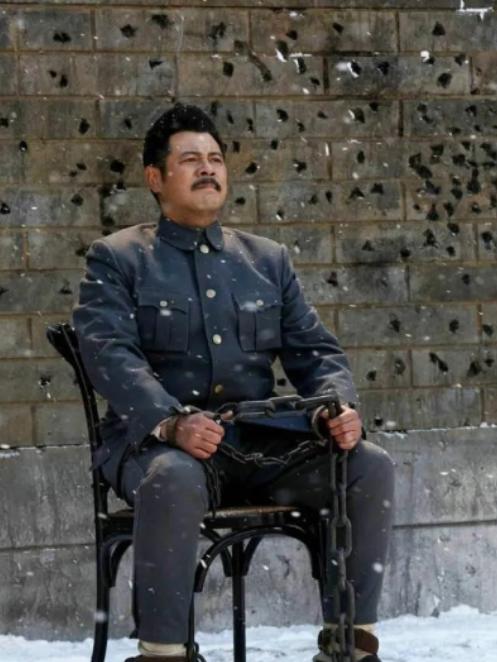 吉鸿昌牺牲后，妻子胡红霞卖掉房子赎回遗体，却发现衣服口袋里有一张小纸条，上面写着