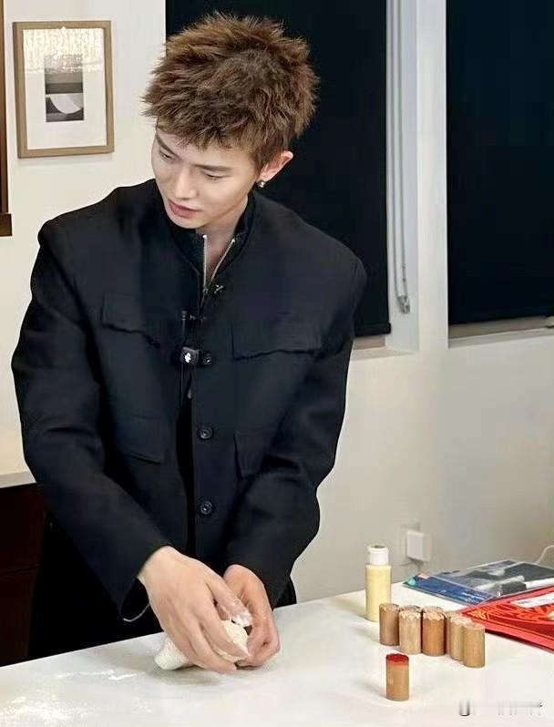 哇哇哇，不是吧？
任嘉伦这是在包饺子吗❓❓❓
我只知道嘉伦喜欢吃饺子🥟🥟🥟