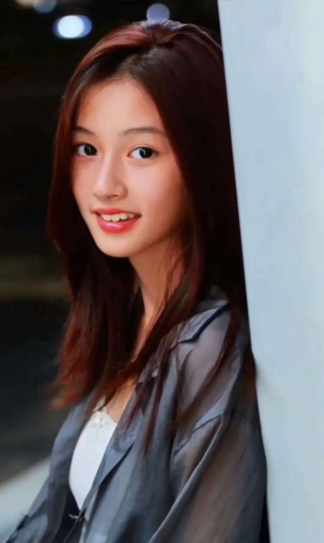 15岁的河南女孩因像张柏芝走红，于正都想蹭，然而上一个撞脸张柏芝的贡米已被遗忘。