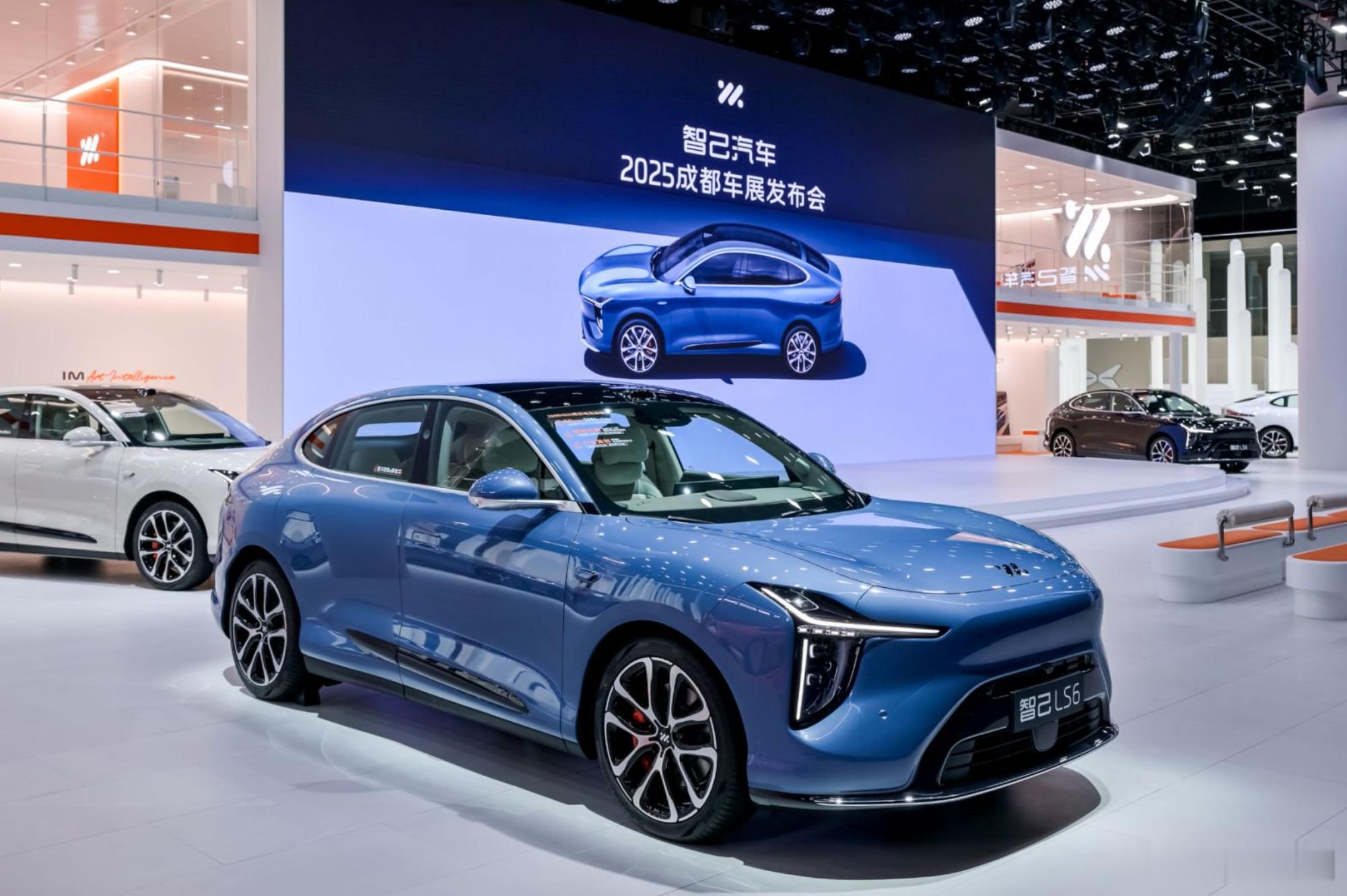 成都车展，智己展台主推新款LS6，大五座SUV，预售21万起，8月中旬开始预售后