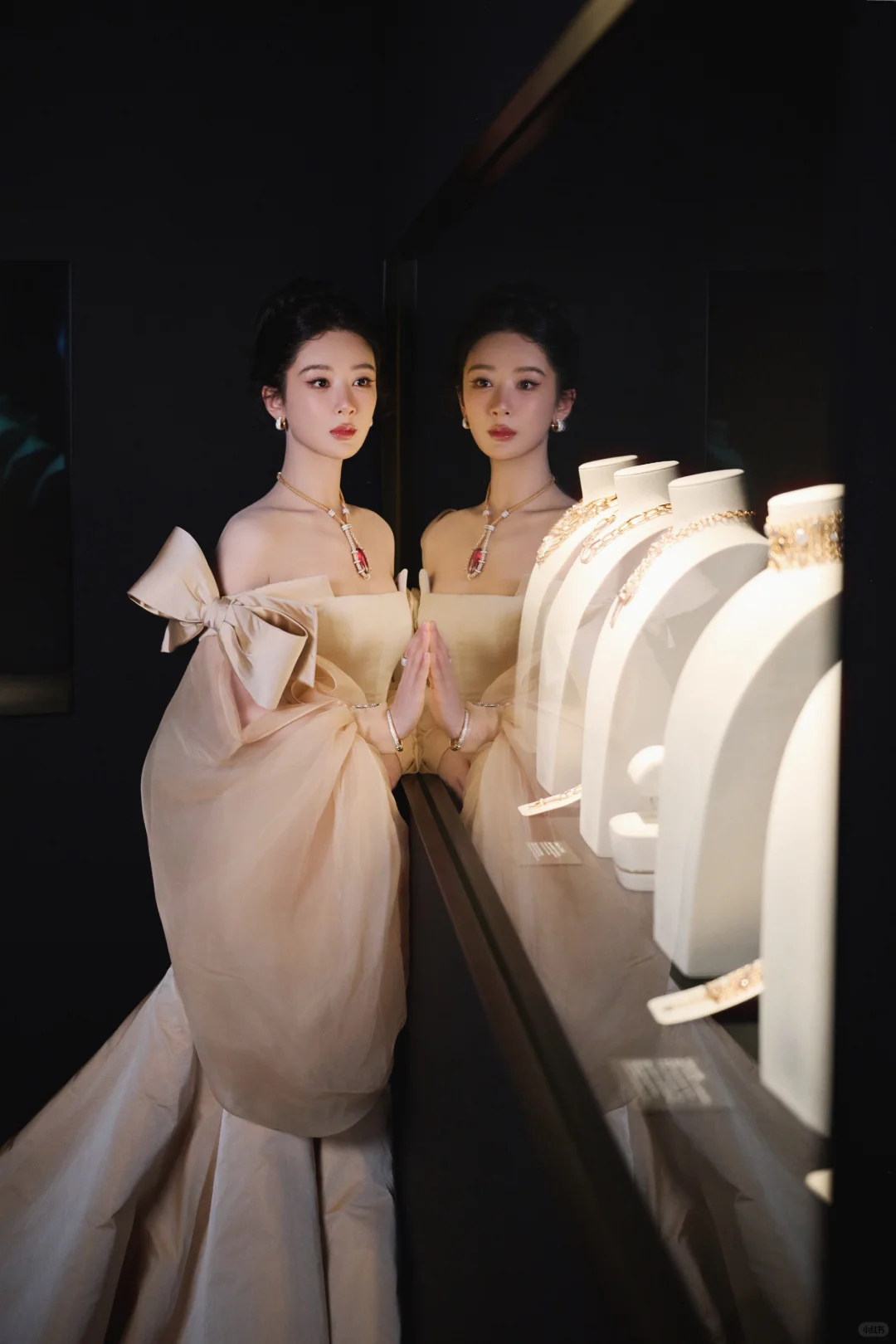 杨紫杨紫皮肤 以为开了磨皮  高珠配美人杨紫这次活动的妆造太美了，真的是公主来的