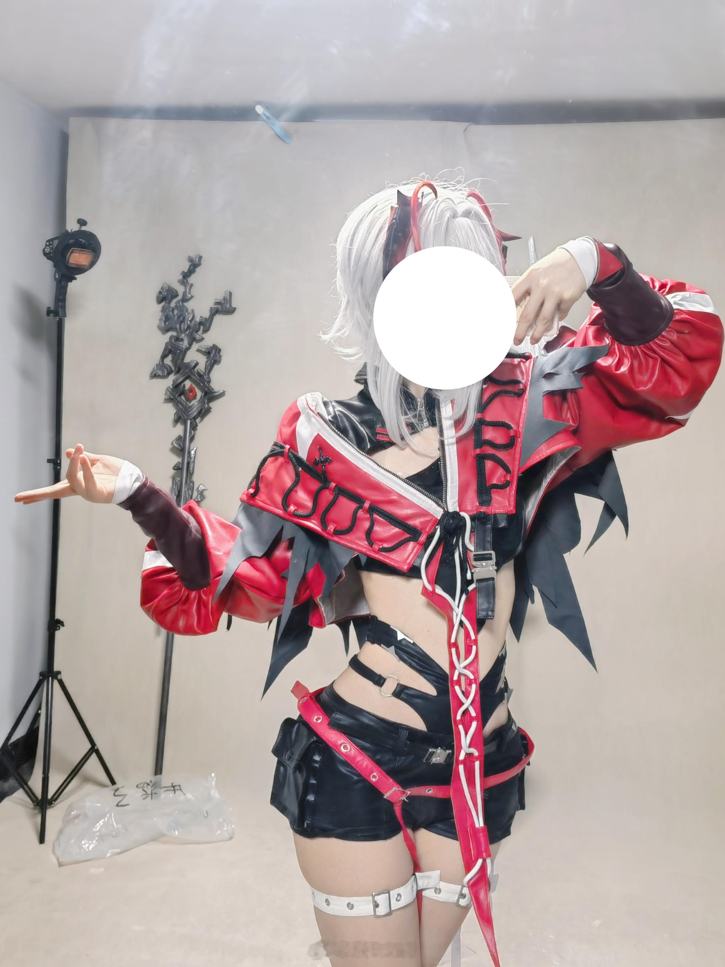 #钱Kane[超话]# 主打一个不想化妆也想试衣服。维什戴尔的维是维秘的维👌?