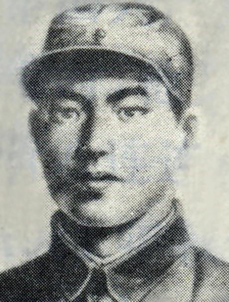 1944年，八路军侦察员曹世范执行完任务后，前往一位村长家中借宿。村长热情款待，
