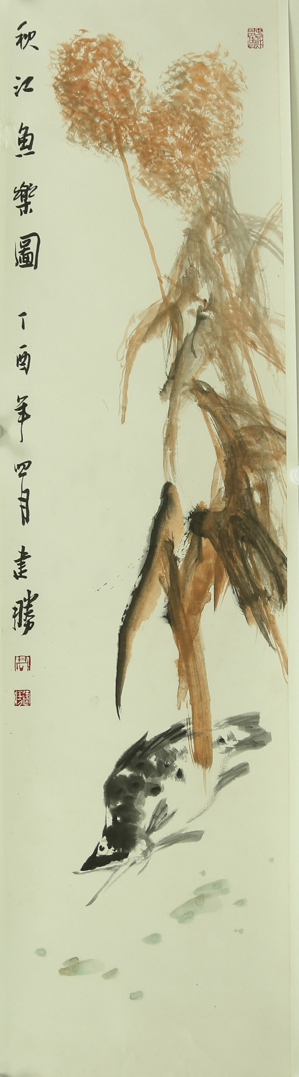 《秋江逸趣，鱼芦对话》《秋江鱼乐图》构图极简：一鱼、一芦、一江。鳜鱼墨色酣畅，眼