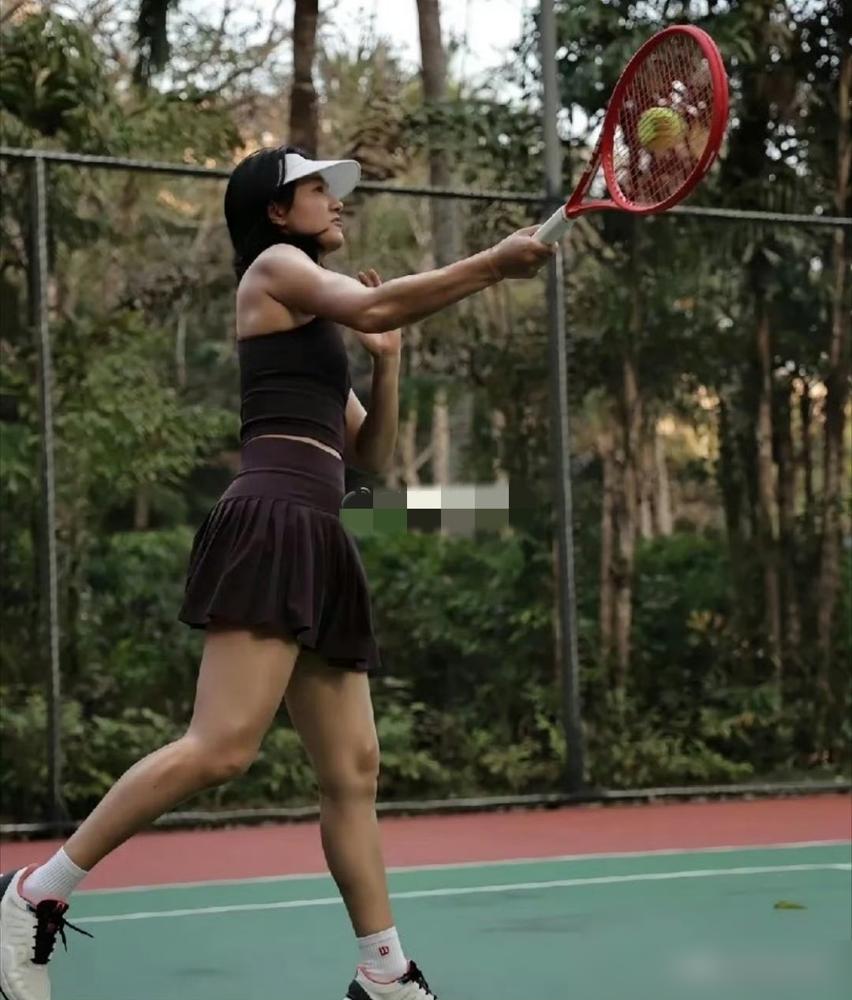 瞿颖在综艺里跟papi酱唠嗑。
提起球友朱丹，直说她特别黑。
 
朱丹没玻璃心。