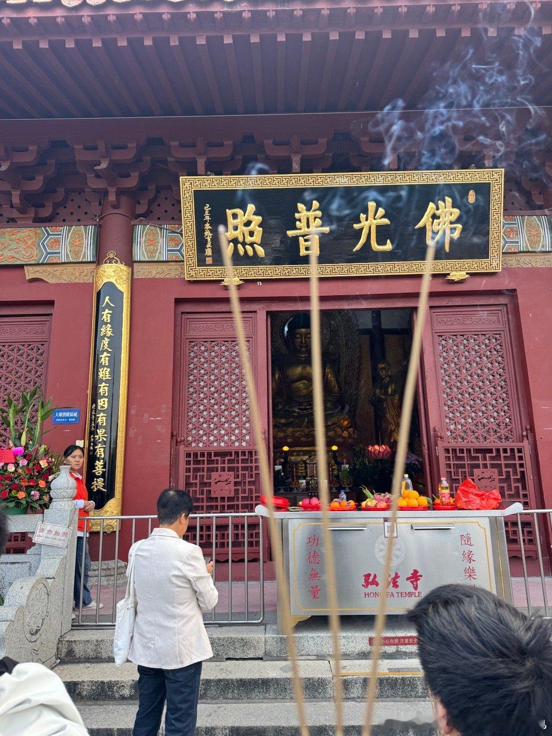 乌龟🐢在深圳弘法寺大雄宝殿，为价值投资者们求财祈福，大消费大品牌中药涨起来，阿