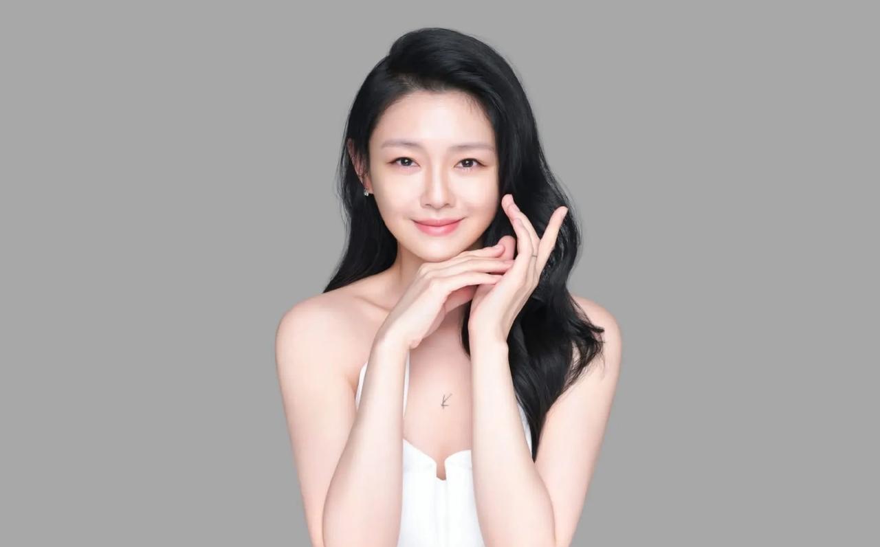 大S去世后某品牌仍使用其广告进行宣传，部分网友质疑品牌此举是“消费逝者”，借逝者