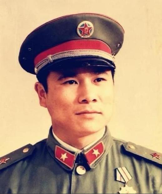 1979年，黄招强奉命护送伤兵撤退，中途休息时，他发现队伍里多了几张陌生面孔，他