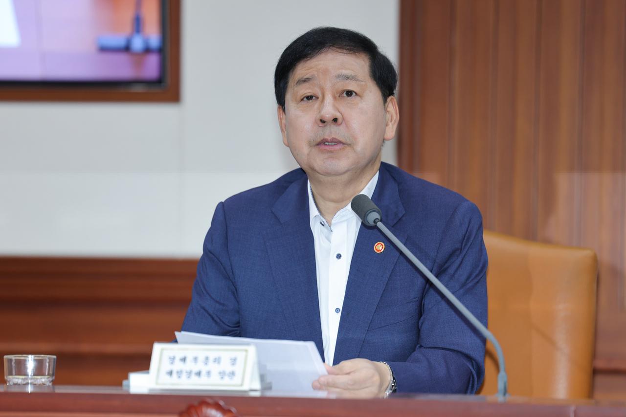 金融市场波动一波接一波，韩国财政部长具允哲坐不住了。周五他在首尔召集经济部门会议