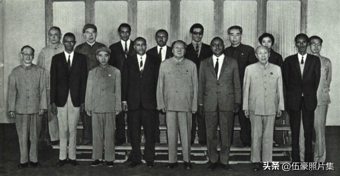1970年6月19日，​中午，​周恩来总理在人民大会堂一一八厅陪同毛泽东主席会见