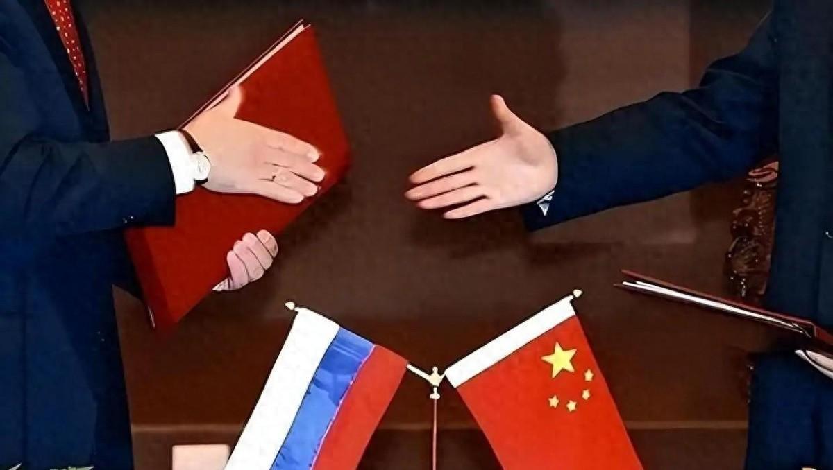 外界总爱拿中俄关系做文章，一会儿唱衰“盟友不靠谱”，一会儿炒作“领土旧账难翻篇”