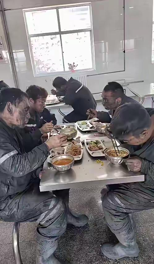 以他们的能力和努力程度，如果选择做主持人，能不能获得五一劳动奖章？
图片来自网络