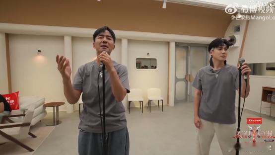 张睿抽离张睿抽离音色披荆斩棘 张睿的音色自带淡淡的氛围感，处理抒情段落的时候拿捏