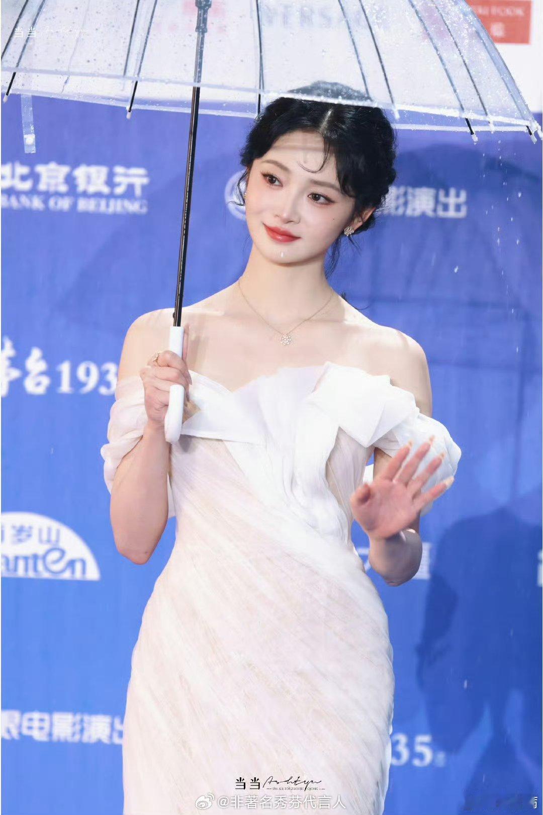 周洁琼后背湿透了好美啊，特别特别的精致。 