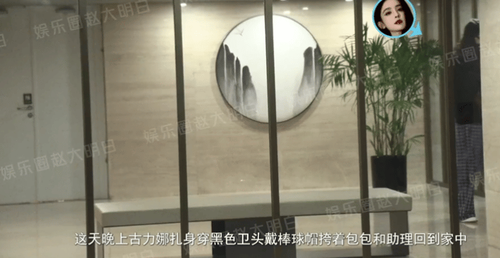 狗仔拍到张云龙两次深夜去古力娜扎家，还在娜扎家过夜。 