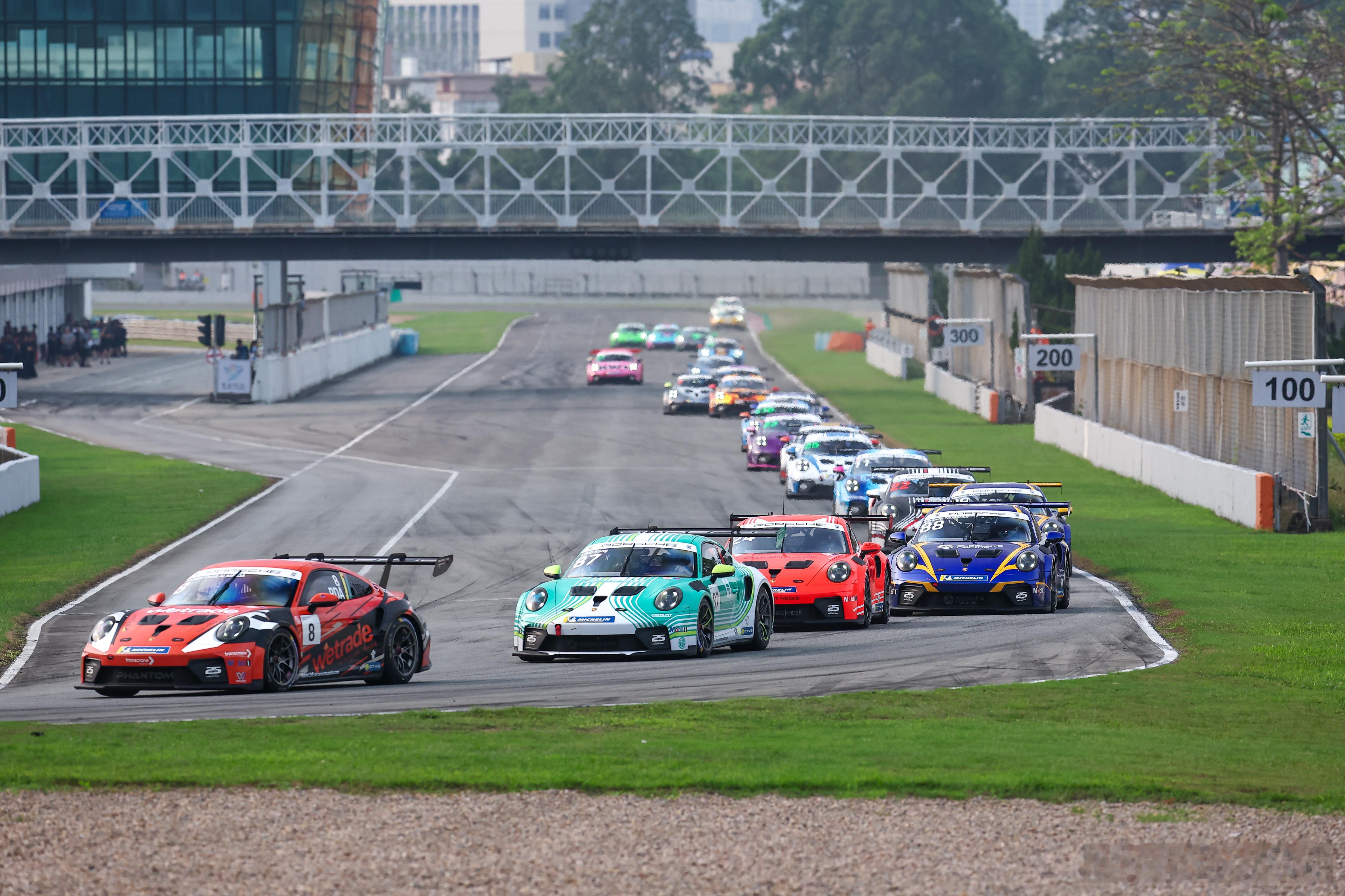 今日来珠海亚洲保时捷卡雷拉杯近距离感受赛道魅力引擎声的轰鸣太棒了亚洲保时捷卡雷拉