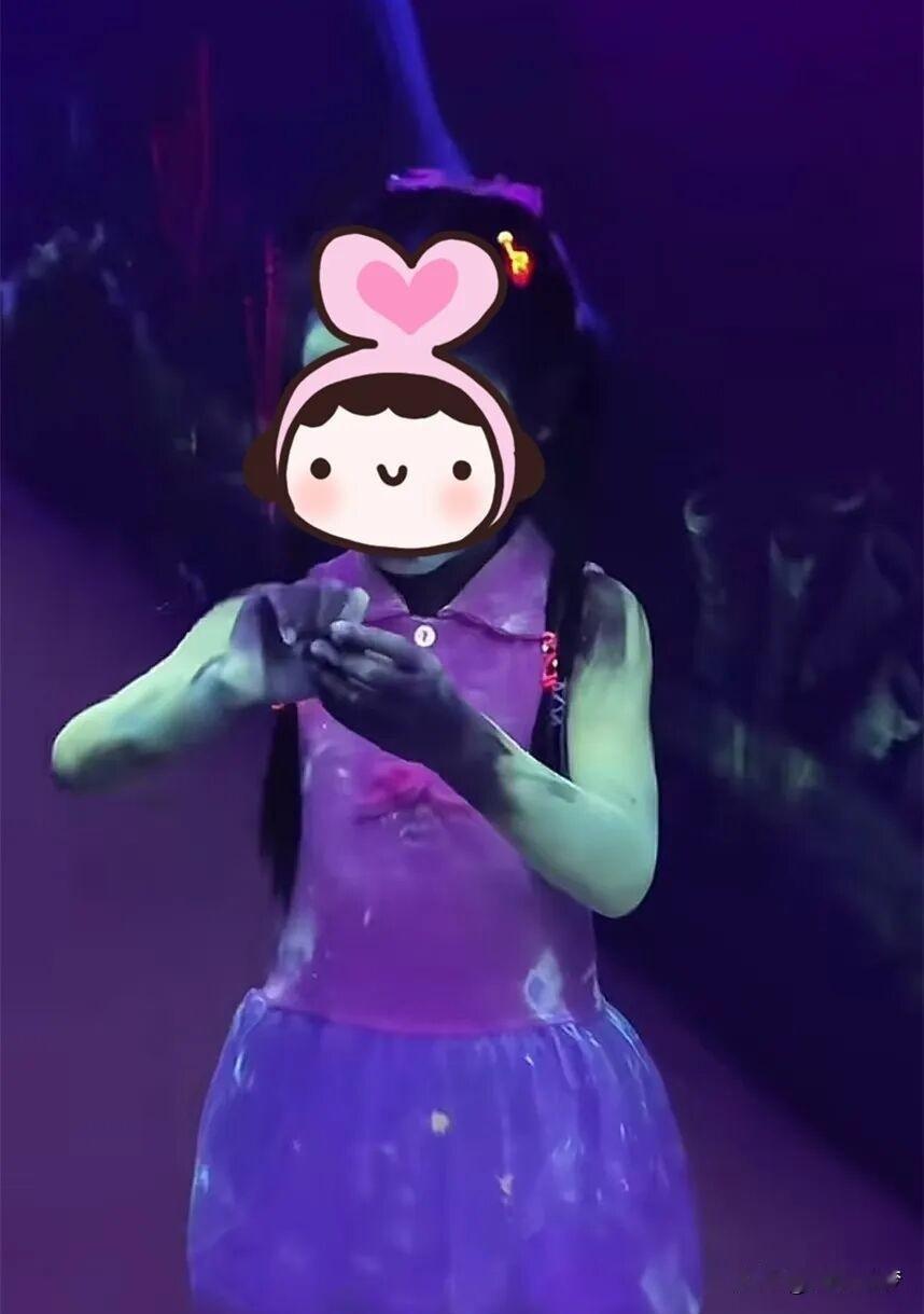 【孩子涂防晒产品后变成“小绿人”？品牌：不含荧光剂，系某些灯光下的荧光反应，产品