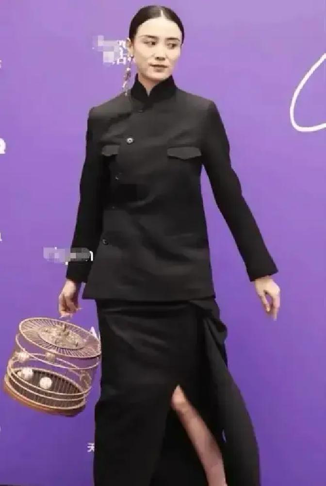 15斤肉换戛纳门票
 
宋佳把辫子扎成铜钱串，拎着鸟笼走红毯。剧组人说她拍完打戏