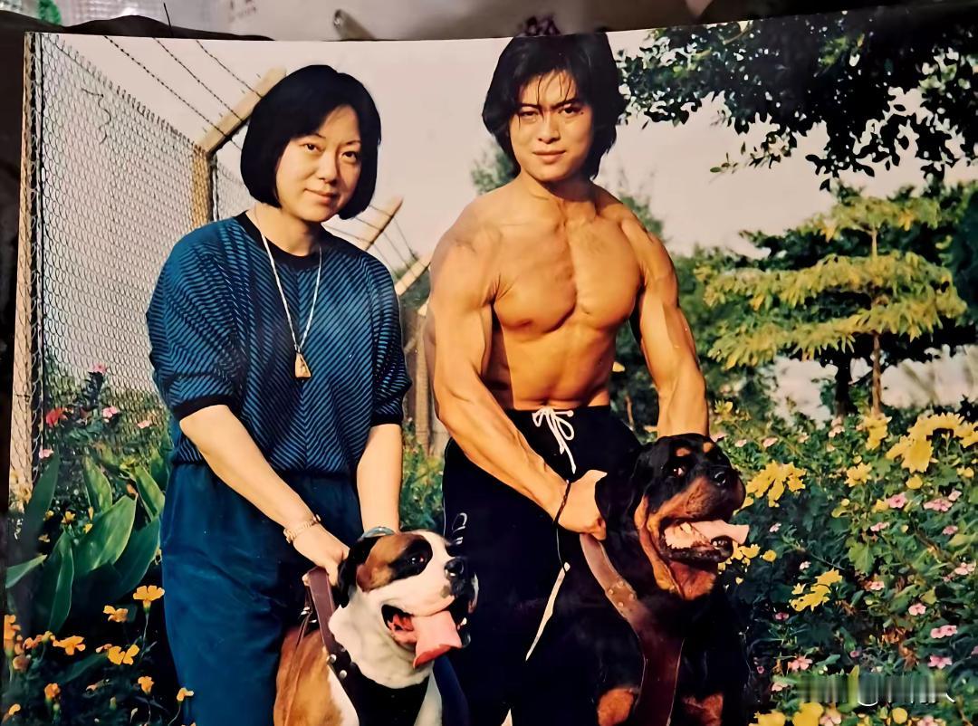 1991年，樊少华正直拍摄经典影片《力王》。常年习武练出饱满肌肉线条，长发造型硬