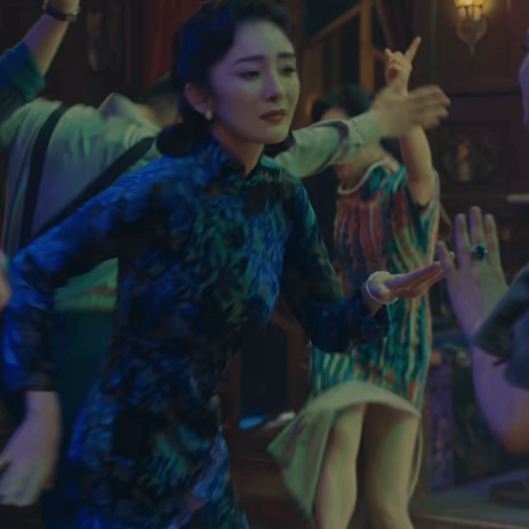 杨幂跳舞压迫感好强，感觉下一秒她就会拿起藏在裙底的枪，把旁边几个跳舞的都嘎了。