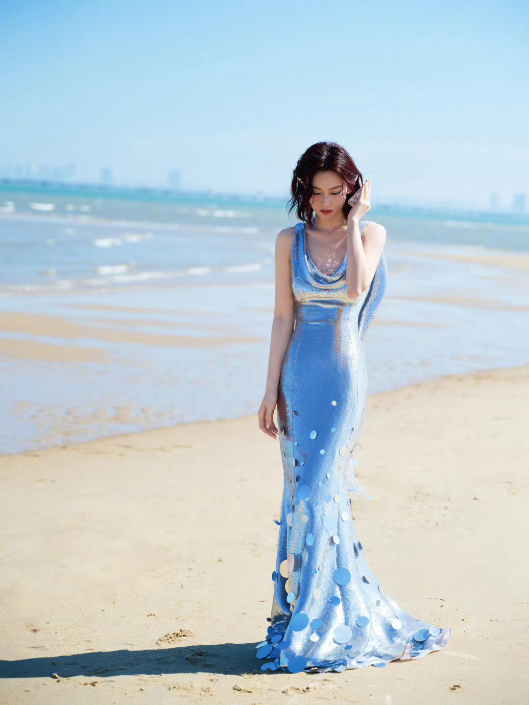 尚语贤 清冷海妖 救命！尚语贤这身造型封神了！蓝色银光人鱼裙超亮眼，清冷脸配红发