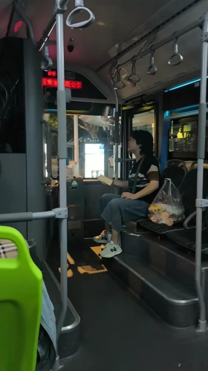 8月19日，江苏一大妈坐公交车不刷卡，司机让她刷卡，大妈说卡没钱了，在充值，司机