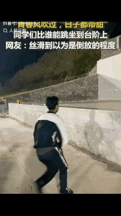 云南普洱的操场上，发生了一幕令人振奋的画面——多名高中生在晚自习后经过操场时，居