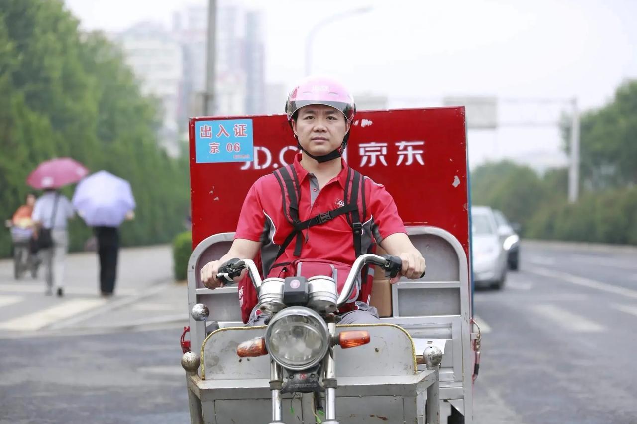 这就是刘强东的后手！美团给骑手缴纳社保还不够。京东再次宣布，未来一段时期签约的外