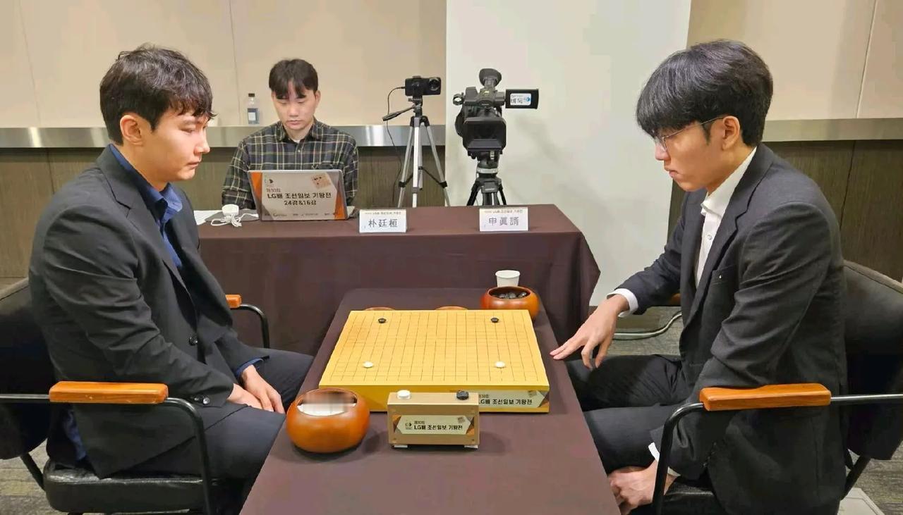 不容错过的热闹场景~

30届 LG杯 比赛决出八强
申真谞不开心一轮游出局
