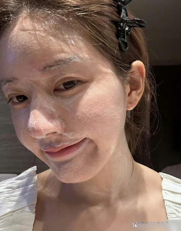 嘴角还能这么分层真是头一回见 ​ ​​​