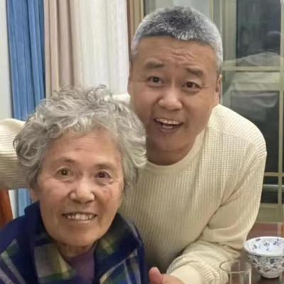 2015年，山东一名46岁男子因投资失败负债4600万，妻子带着孩子离开他，绝望