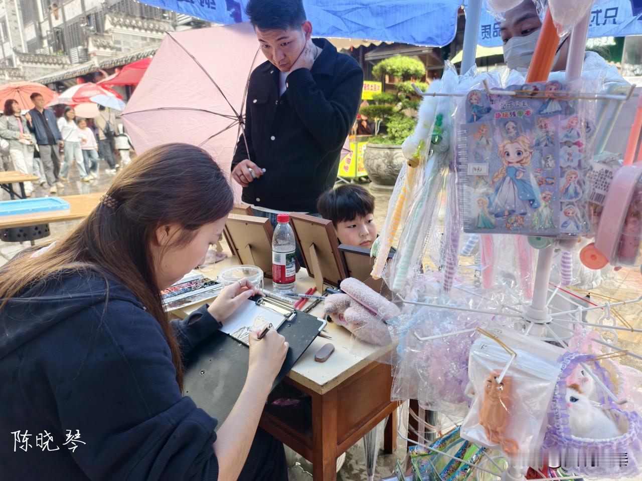 石泉老街一下雨就美得像幅水墨画。雨滴淅淅沥沥地落下，打在青石板路上，溅起一朵朵小